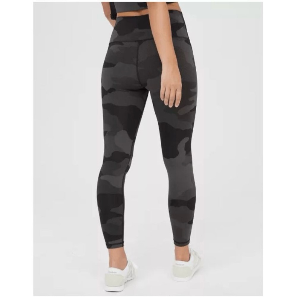 EUC! aerie chill play move, black camo leggings, size large